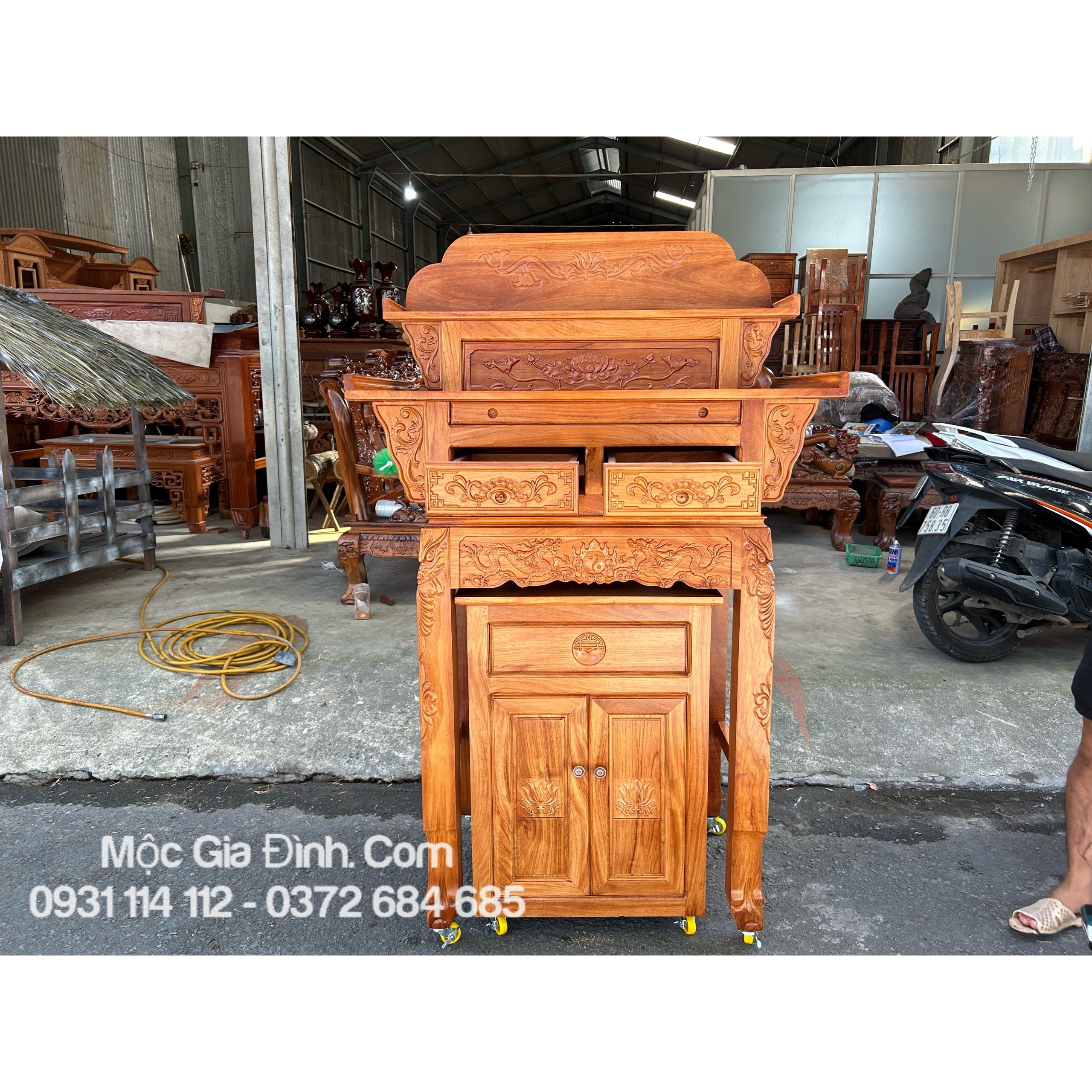 Bàn thờ Gia Tiên Nhị Cấp Gõ Đỏ chân chạm