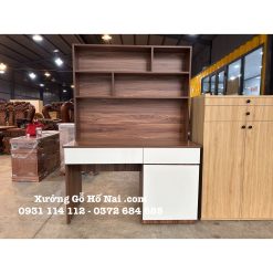 Bàn làm việc có kệ sách
